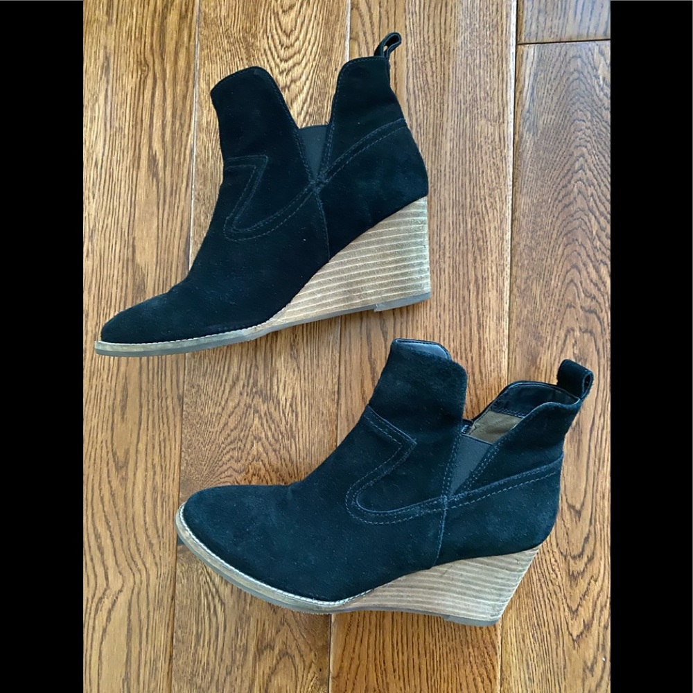EUC Blondo waterproof wedge booties, super stylish